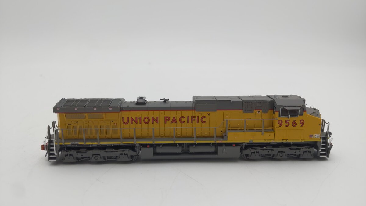 Scale Trains SXT38546 N Scale Union Pacific Diesel Locomotive #9569 LN/Box