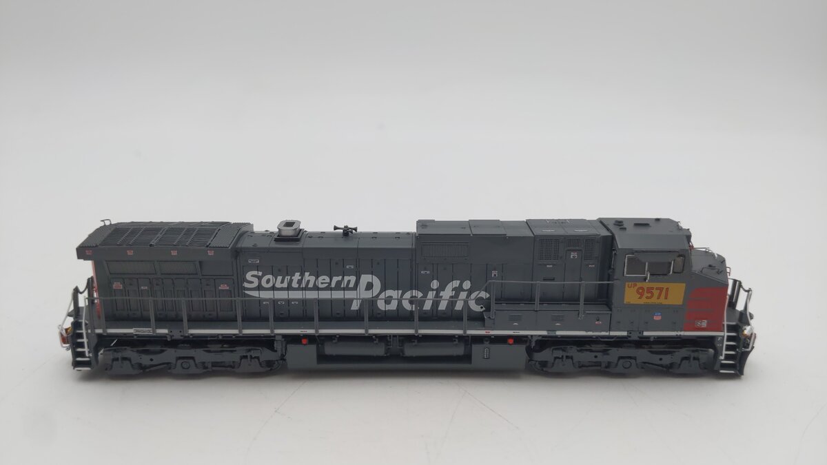 Scale Trains SXT38550 N Scale Southern Pacific Diesel Locomotive #9571 LN/Box