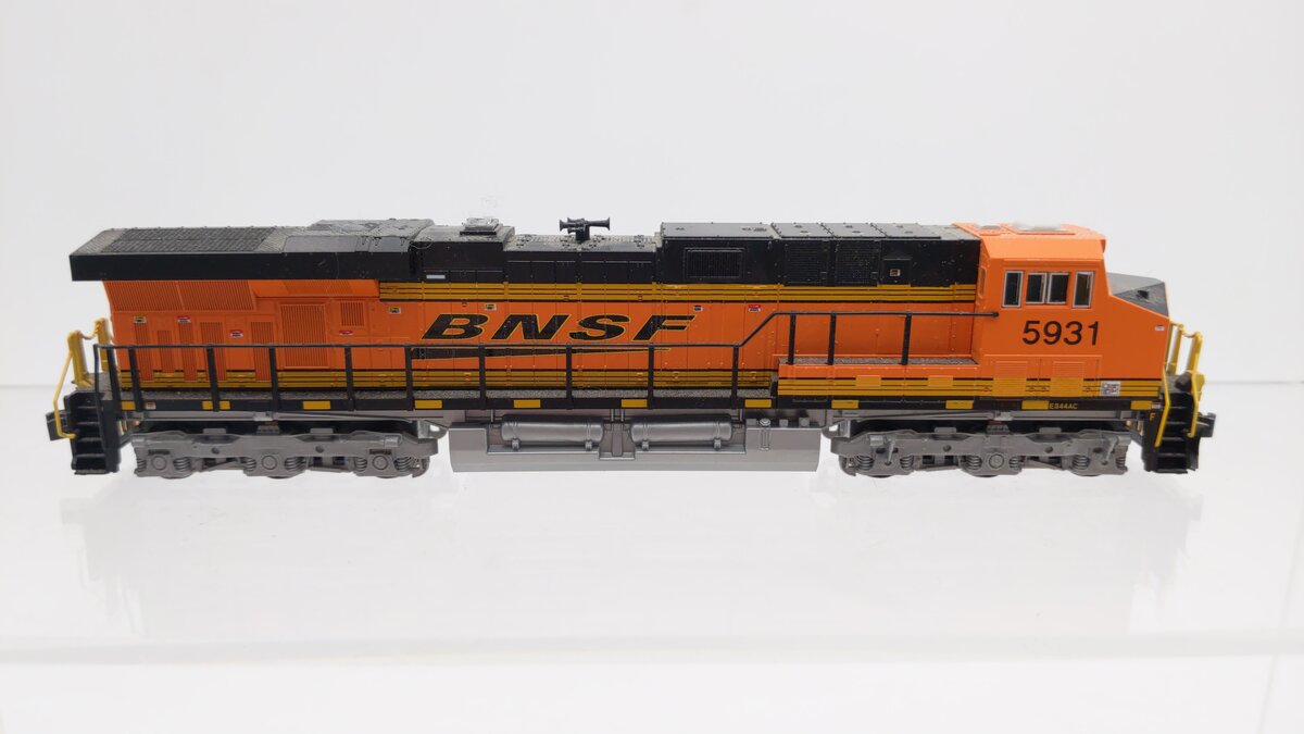 Kato 176-8931-DCC N Burlington Northern Santa Fe GE ES44AC Diesel Loco #5931 LN/Box