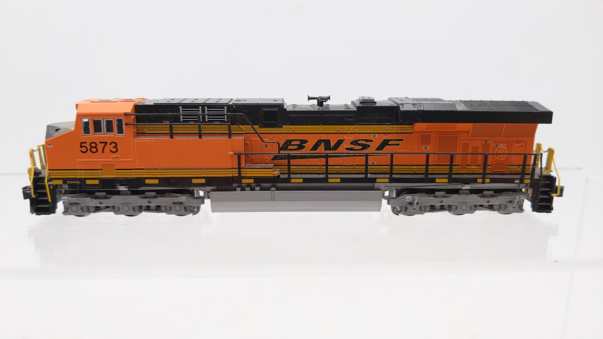 Kato 176-8930 N Burlington Northern Santa Fe GE ES44AC Diesel Loco #5873 EX/Box