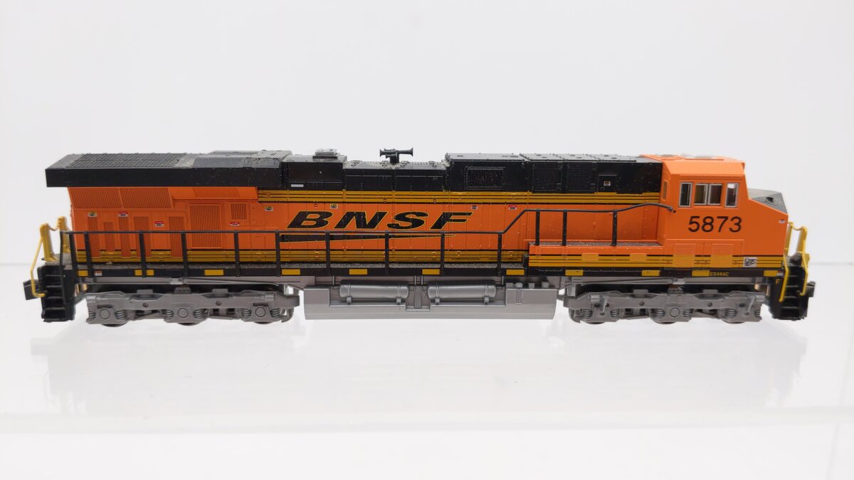 Kato 176-8930 N Burlington Northern Santa Fe GE ES44AC Diesel Loco #5873 EX/Box