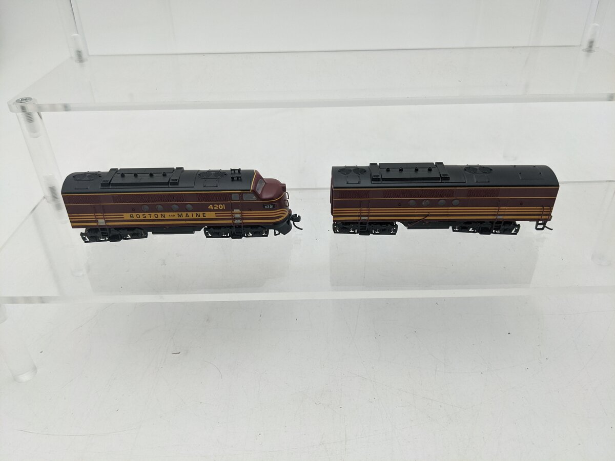 InterMountain 69011-01 N Scale Boston & Maine "Minutemen" AB Diesel Set EX/Box