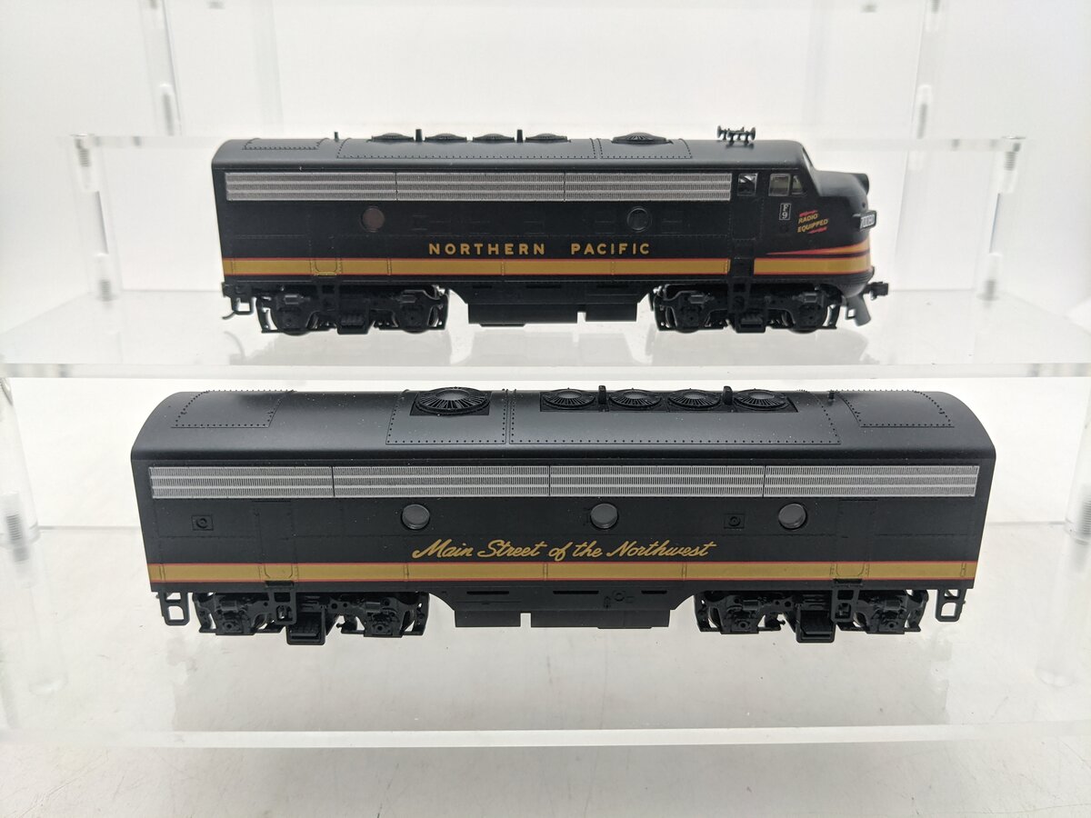 Stewart Hobbies, Inc 5915 HO Northern Pacific F9 AB Diesel Locomotive Set EX/Box