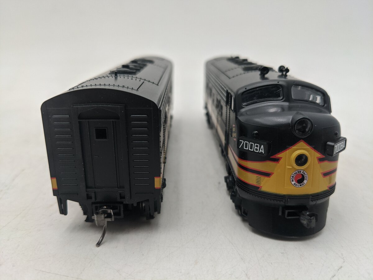 Stewart Hobbies, Inc 5915 HO Northern Pacific F9 AB Diesel Locomotive Set EX/Box