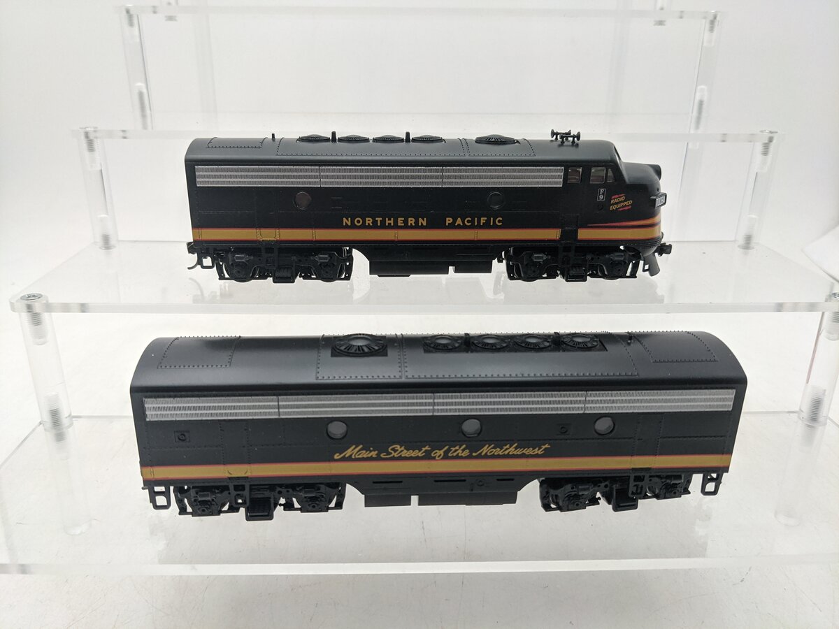 Stewart Hobbies, Inc 5915 HO Northern Pacific F9 AB Diesel Locomotive Set EX/Box