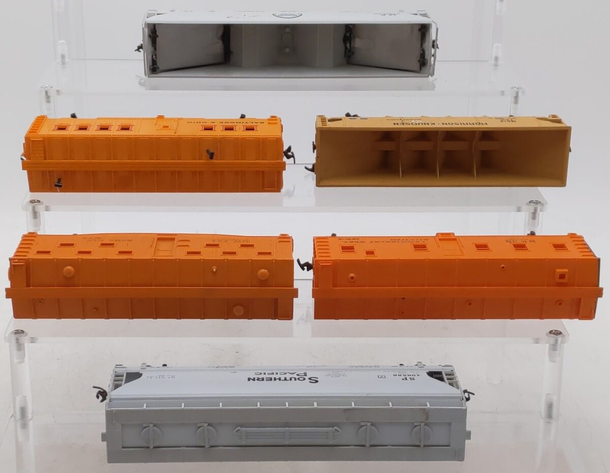 HO Scale Assorted Freight Cars [6]