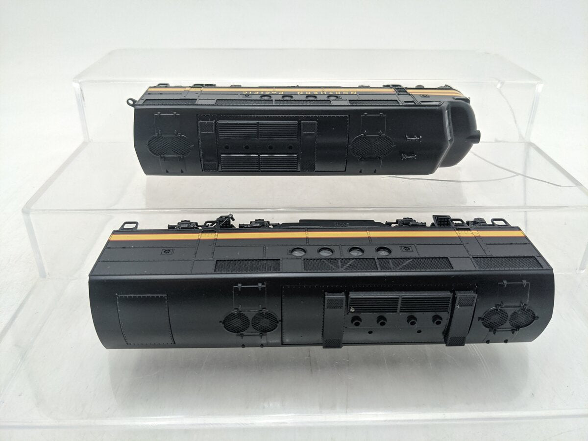Stewart 5025 HO Northern Pacific FT A/B Powered/Dummy Diesel Locomotive Set EX