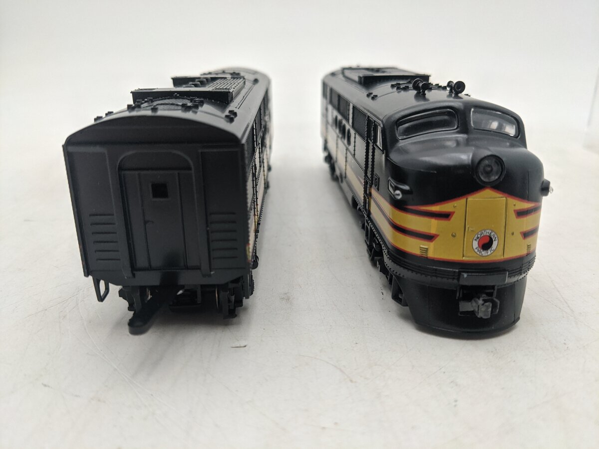 Stewart 5025 HO Northern Pacific FT A/B Powered/Dummy Diesel Locomotive Set EX