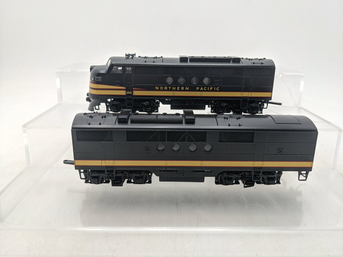 Stewart 5025 HO Northern Pacific FT A/B Powered/Dummy Diesel Locomotive Set EX