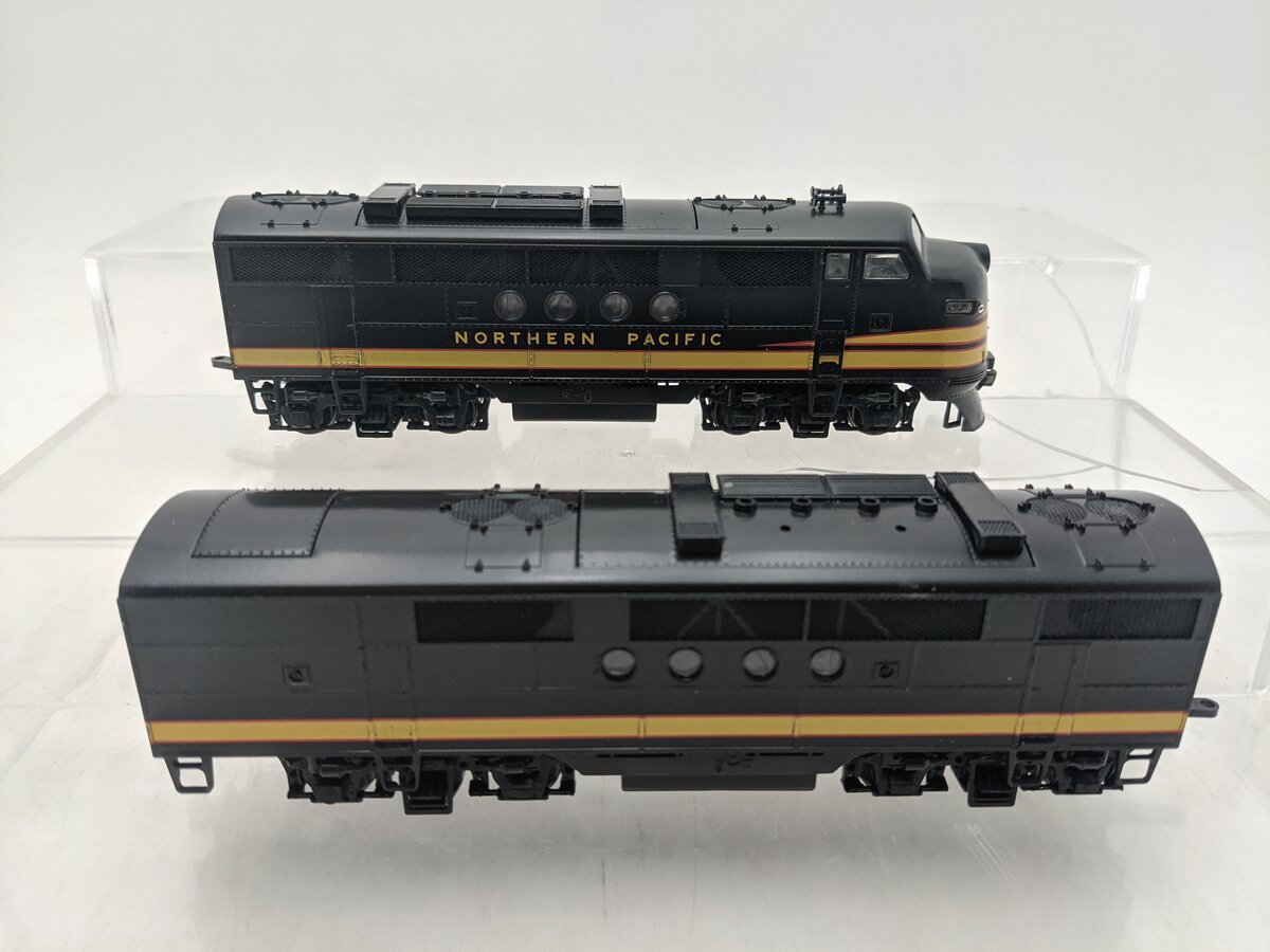 Stewart 5025 HO Northern Pacific FT A/B Powered/Dummy Diesel Locomotive Set EX
