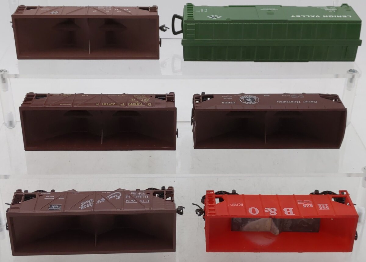HO Scale Assorted Freight Cars [6]