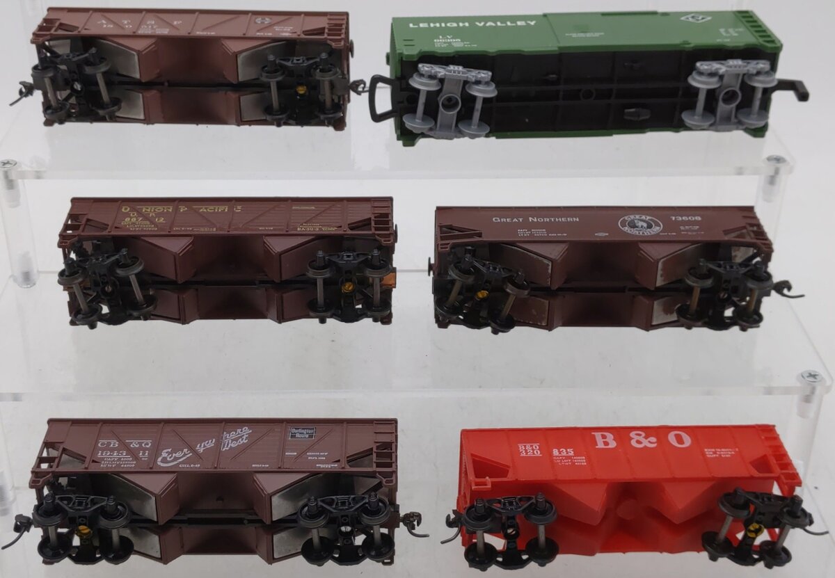 HO Scale Assorted Freight Cars [6]