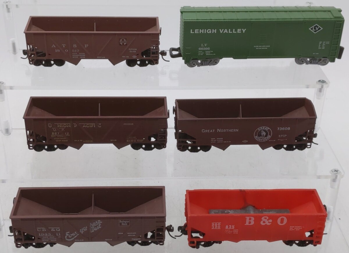 HO Scale Assorted Freight Cars [6]