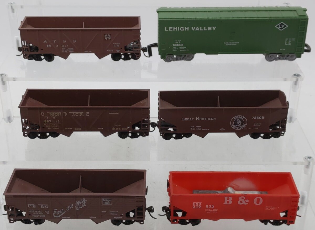 HO Scale Assorted Freight Cars [6]