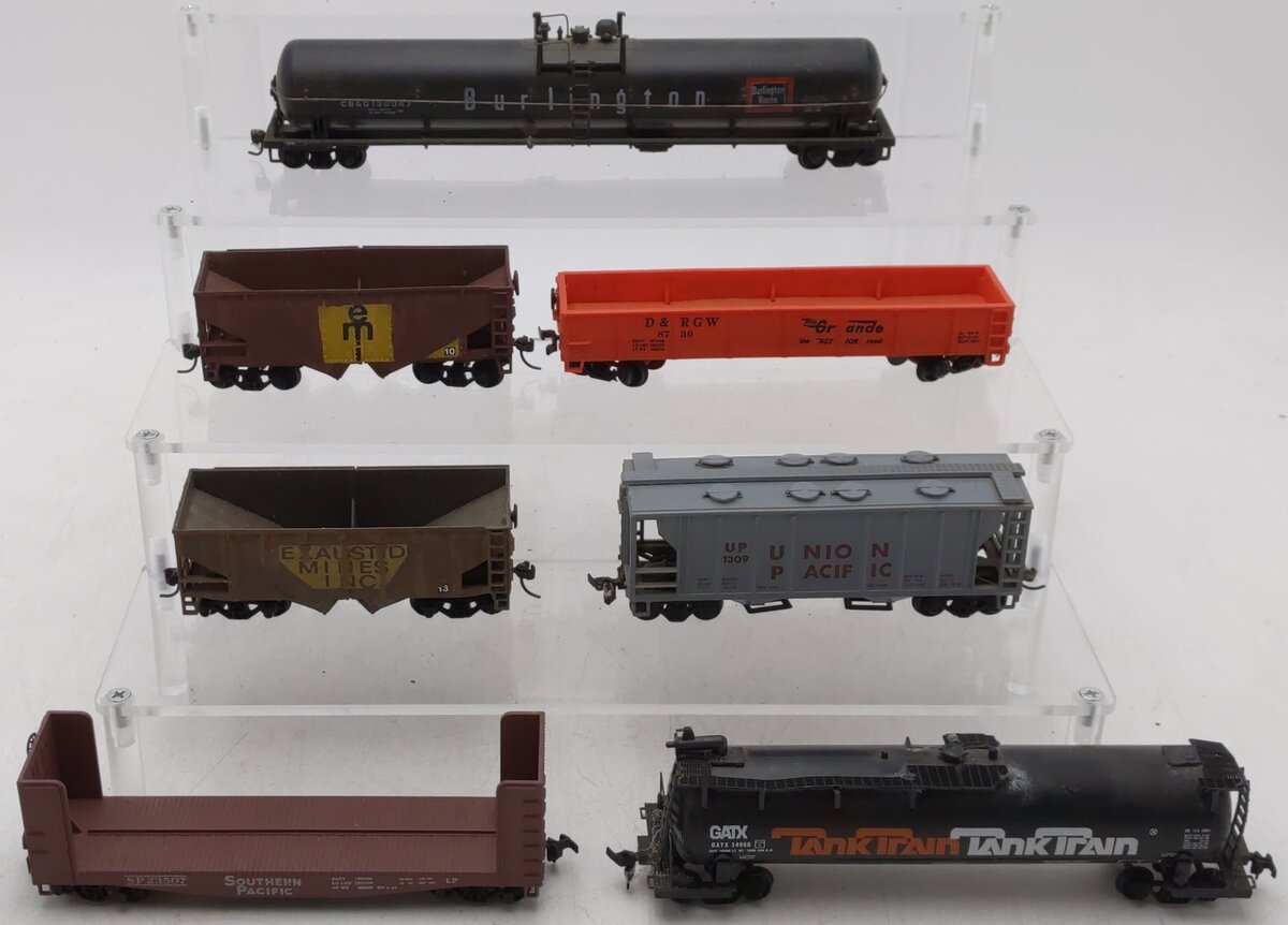 HO Scale Assorted Freight Cars [7]