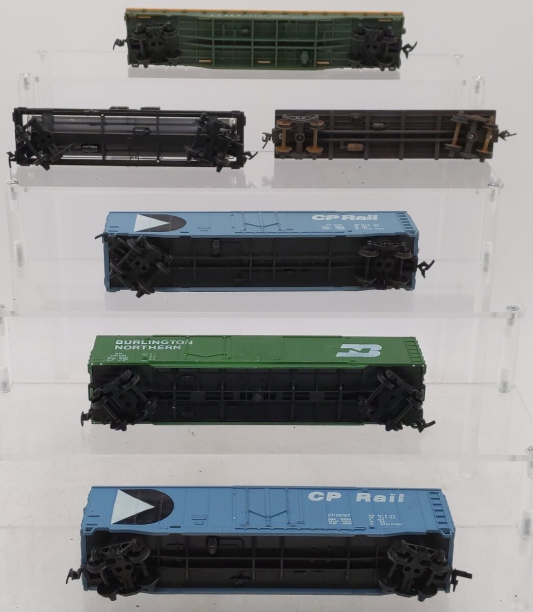 HO Scale Assorted Freight Cars [6]
