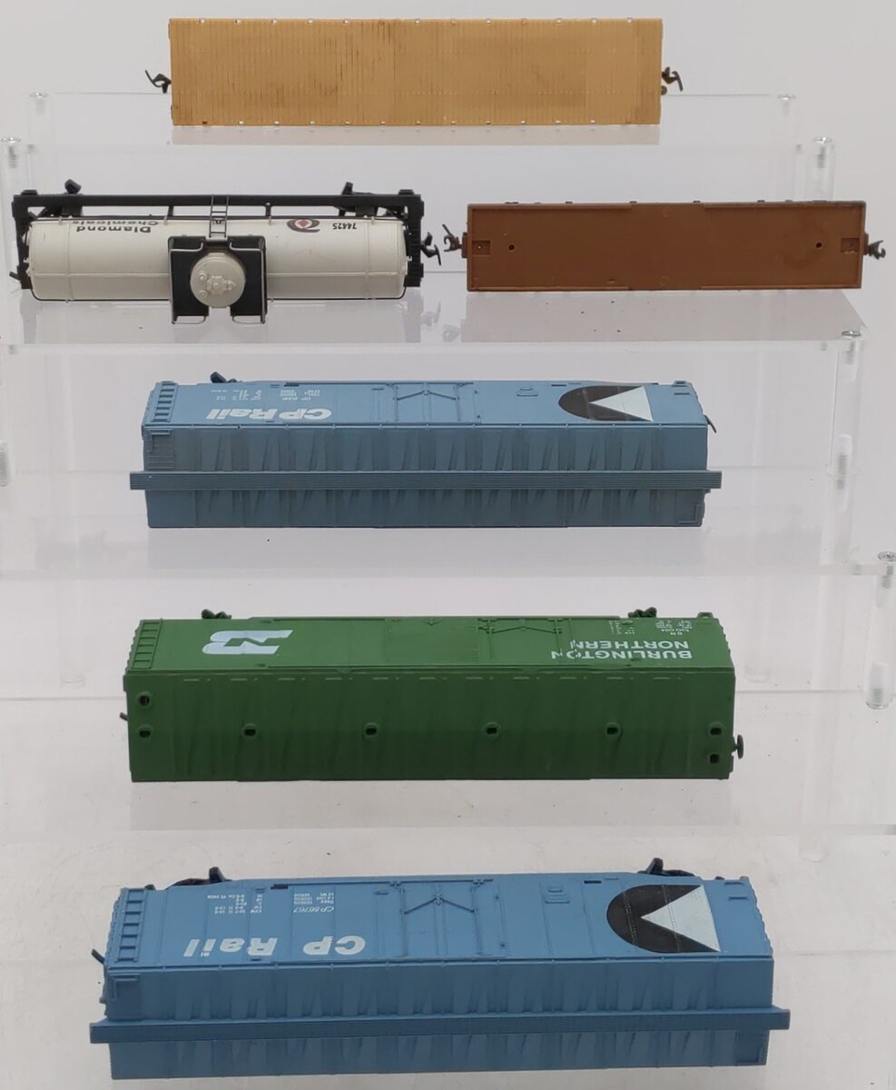 HO Scale Assorted Freight Cars [6]