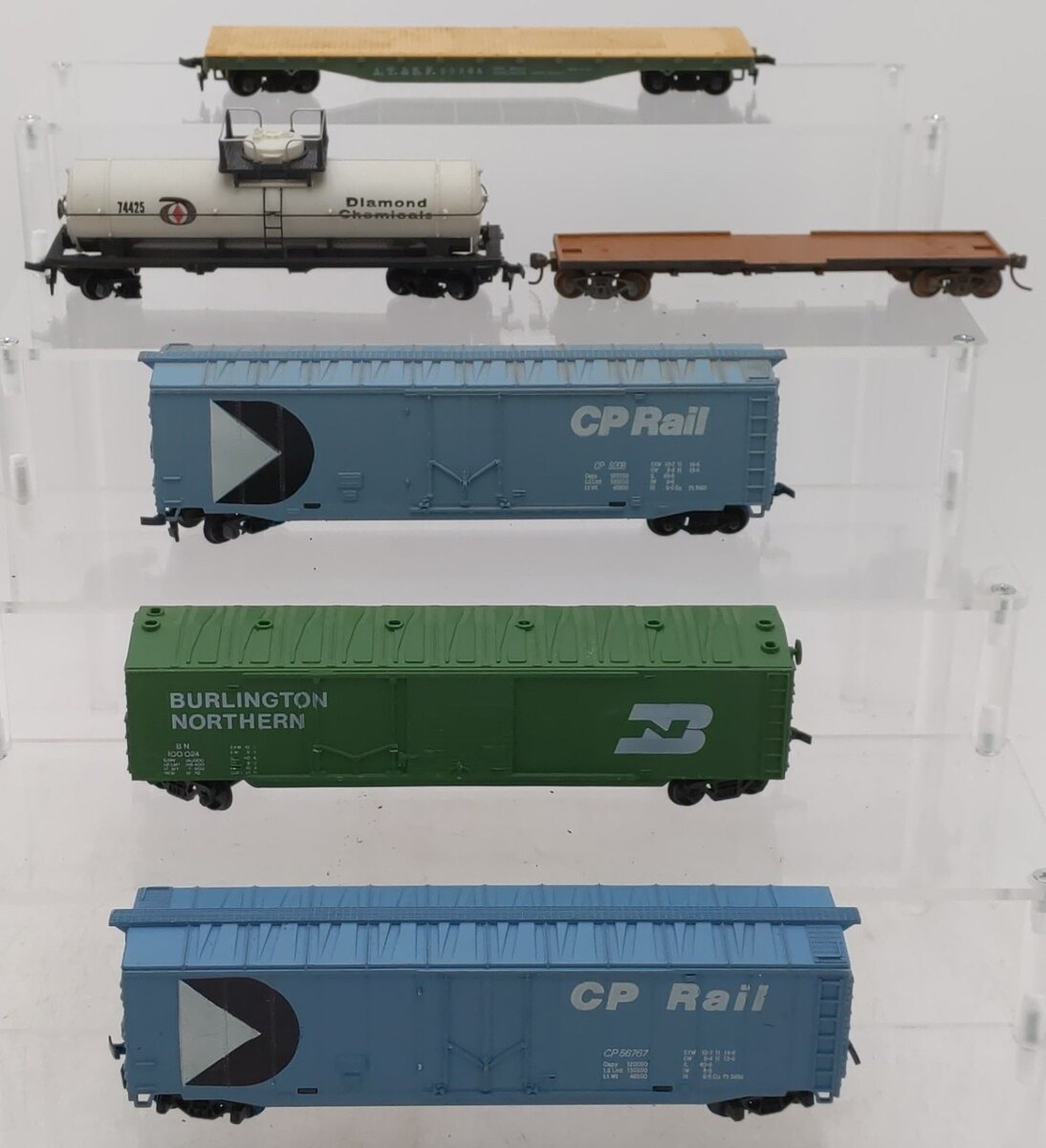 HO Scale Assorted Freight Cars [6]