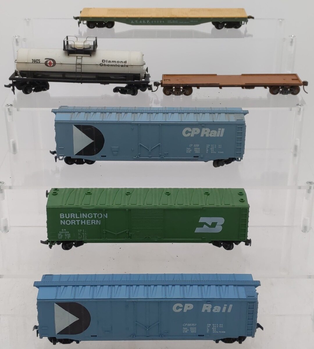 HO Scale Assorted Freight Cars [6]