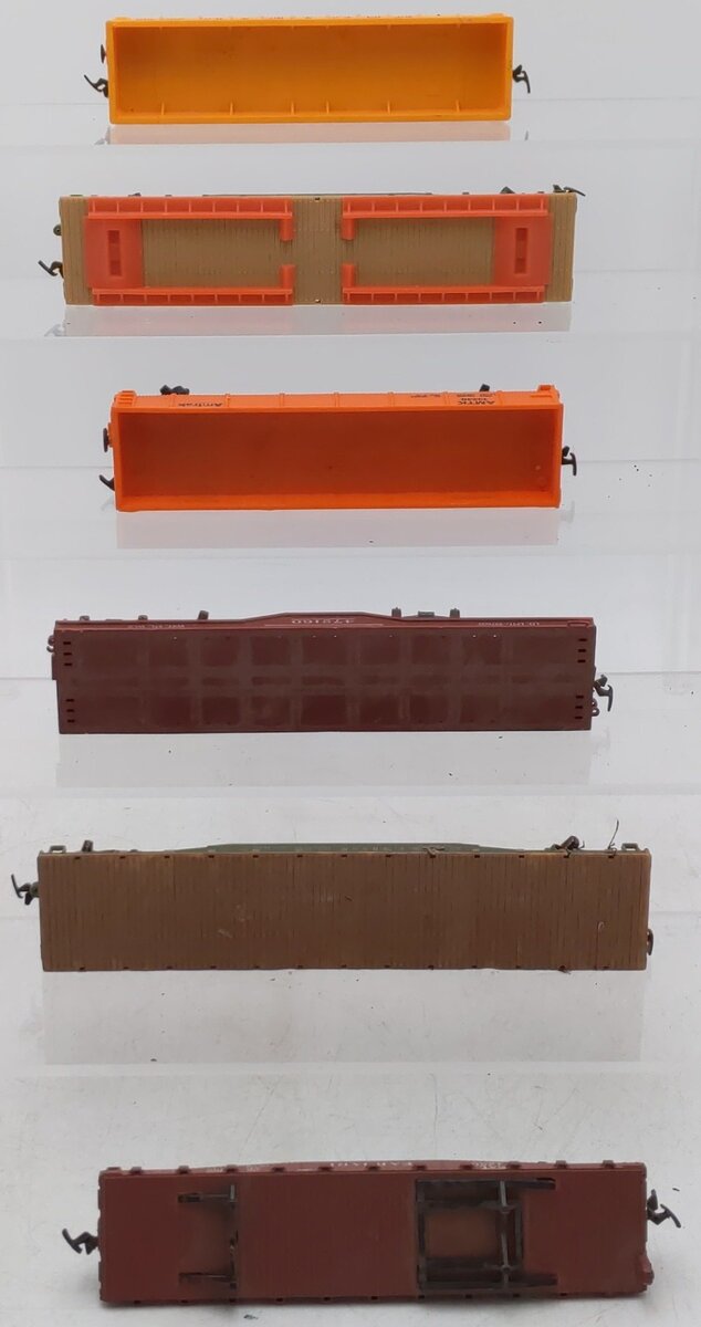HO Scale Assorted Freight Cars [6]