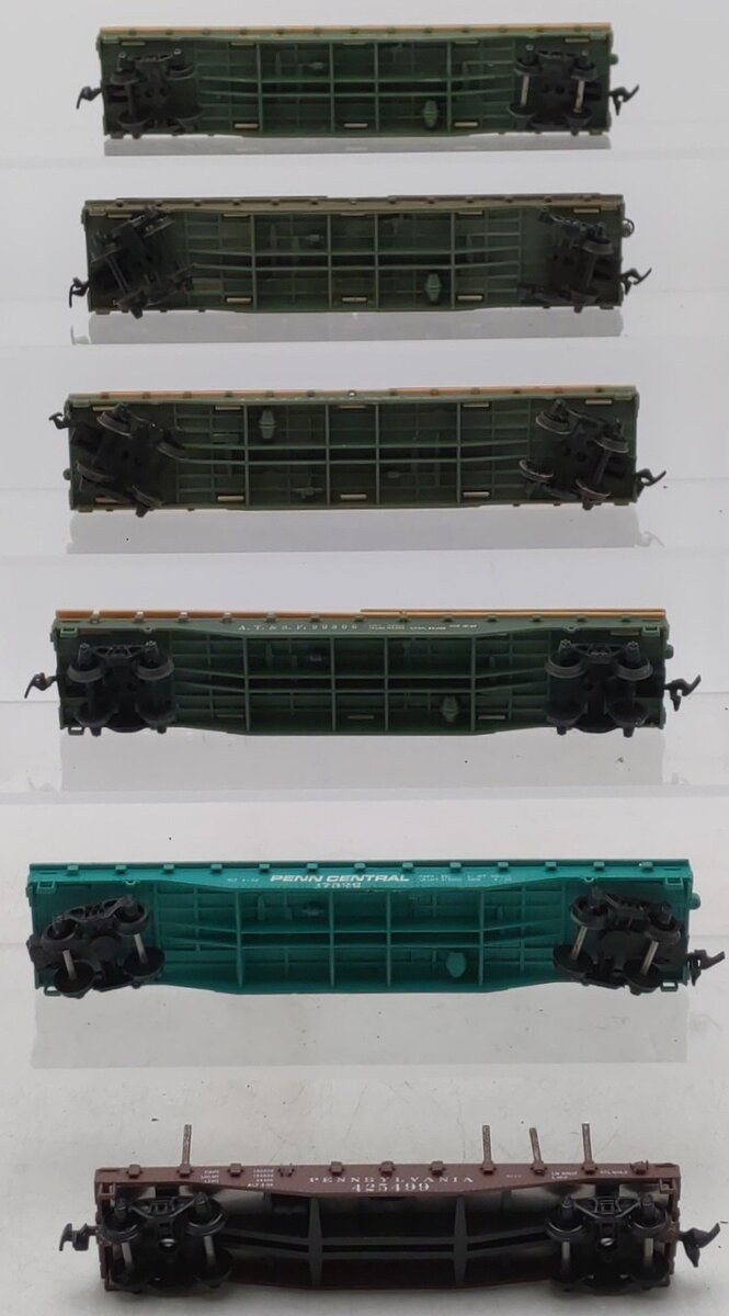 HO Scale Assorted Freight Cars [6]