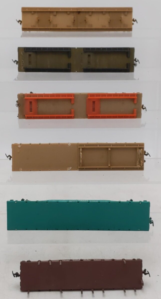 HO Scale Assorted Freight Cars [6]