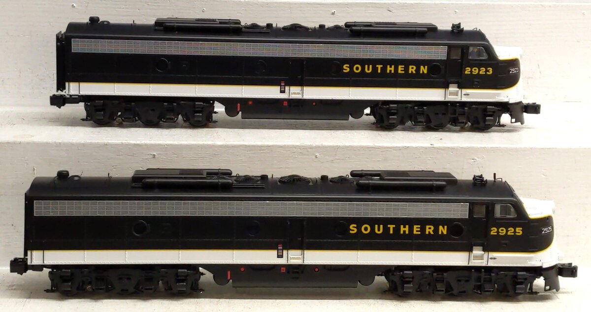 Lionel 2333350 O Southern Legacy E8 AA Diesel Locomotives #2923-2925 EX/Box