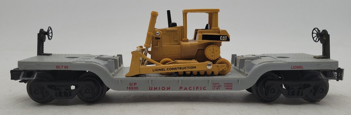 Lionel 6-16935 O Gauge Union Pacific Flatcar with Ertl Bulldozer EX/Box