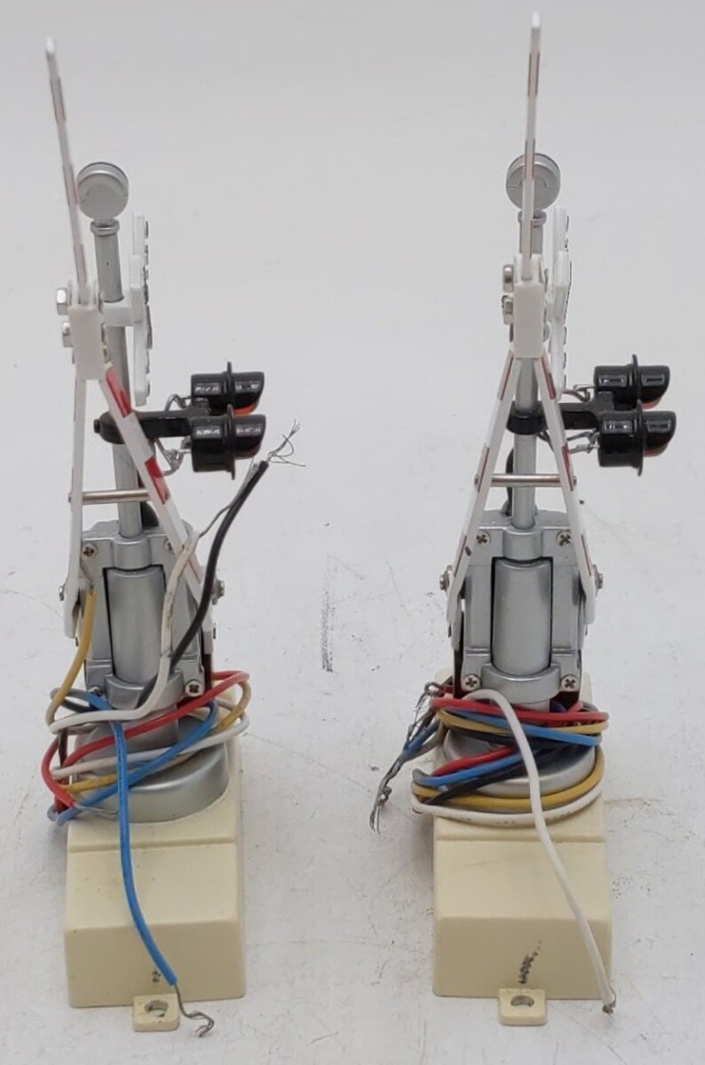 MTH 30-11012 O Gauge Operating Crossing Gates Signal (Box of 2) EX/Box