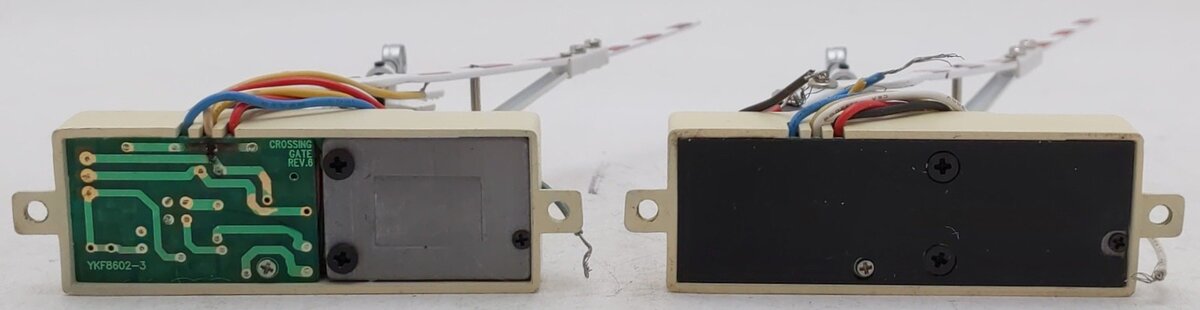MTH 30-11012 O Gauge Operating Crossing Gates Signal (Box of 2) EX/Box