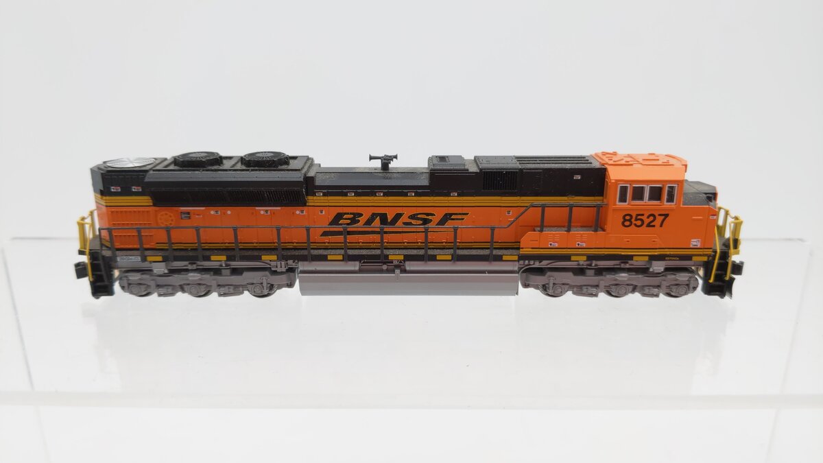 Kato 176-8524 N Burlington Northern Santa Fe EMD SD70ACe Diesel Locomotive #8527 EX/Box