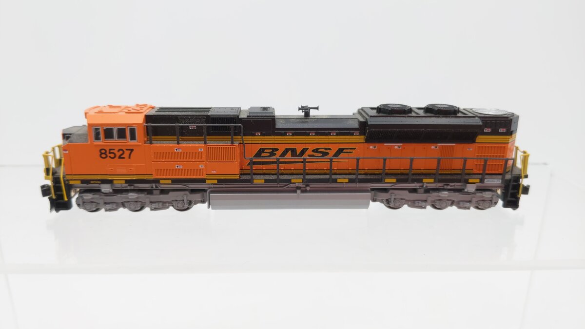 Kato 176-8524 N Burlington Northern Santa Fe EMD SD70ACe Diesel Locomotive #8527 EX/Box