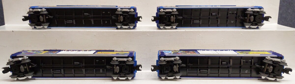 MTH 30-70108 O Christmas 50' Double Door 4Car Boxcar Set w/ LED Holiday Lights EX/Box