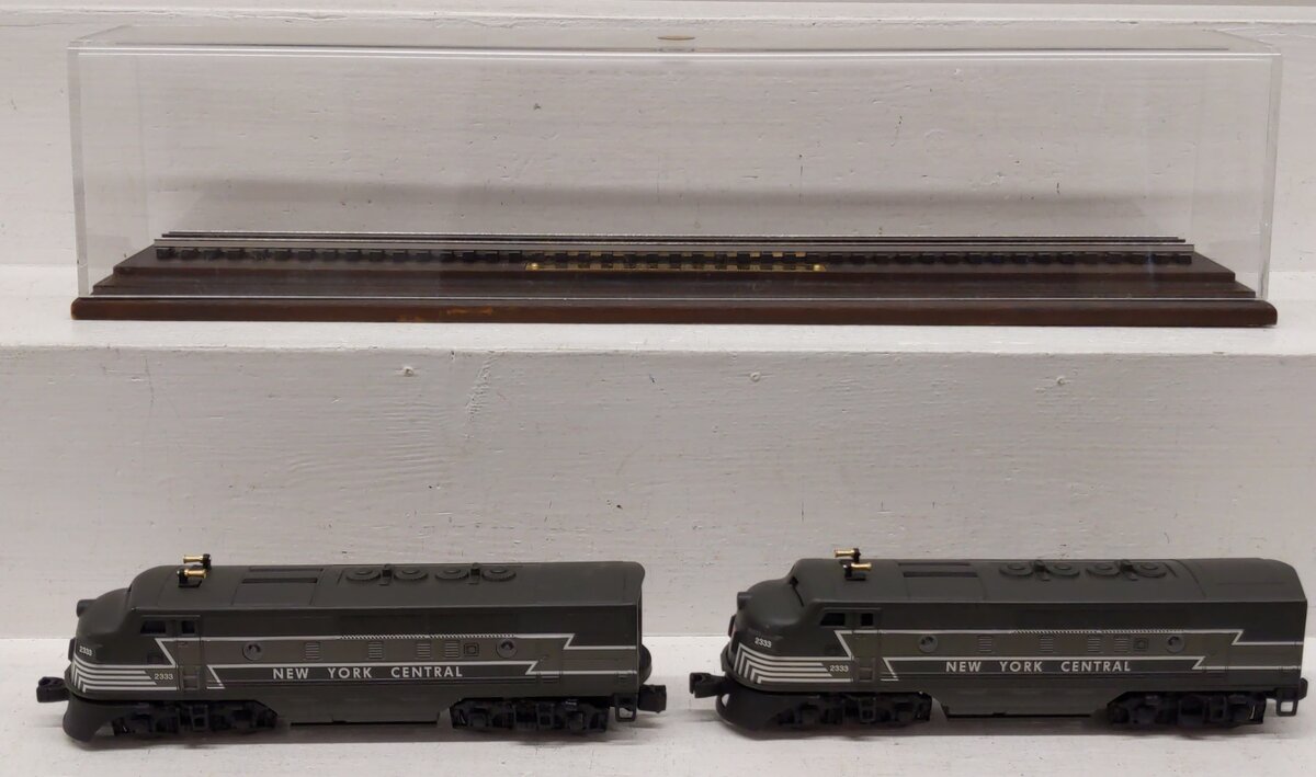 Hallmark 2333 Lionel Miniature NYC F3AA Diesel Set w/Display Case EX