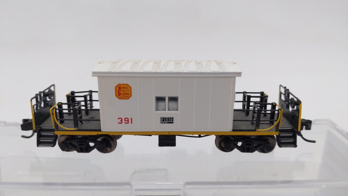 Bluford Shops 24300 N Kansas City Southern Short-Roof Transfer Caboose #391