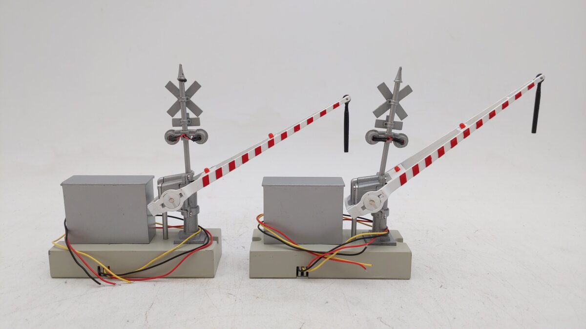 Lionel 6-14098 O Mainline Automatic Crossing Gates (Pair of 2) EX/Box