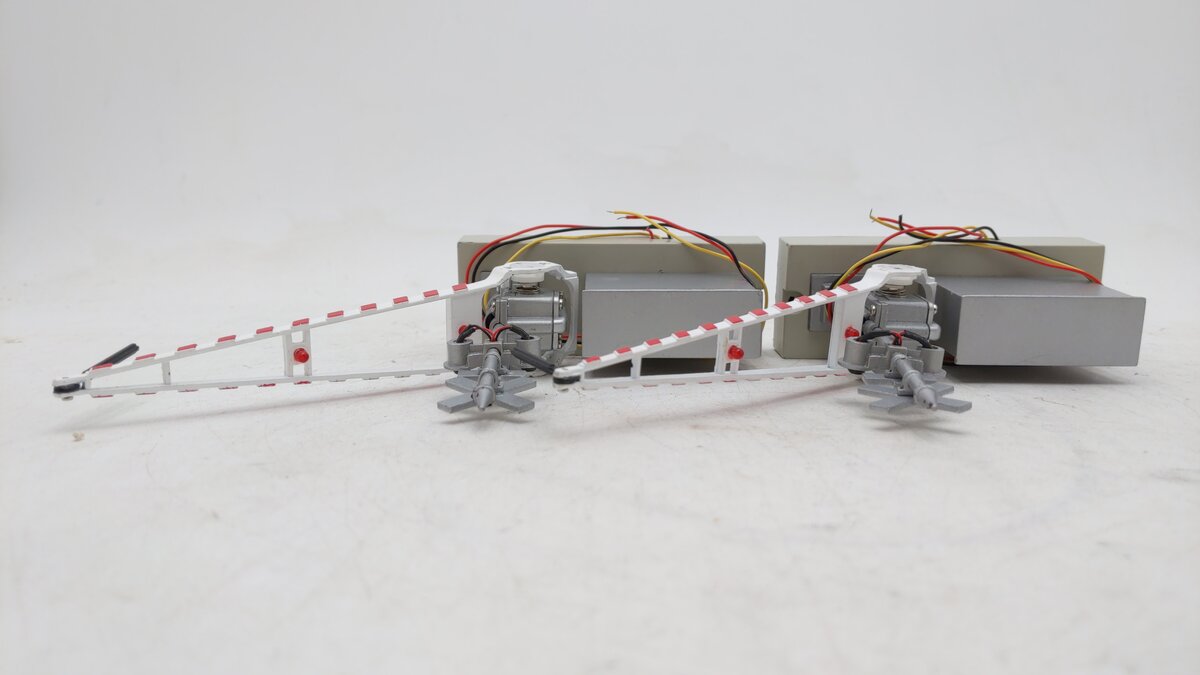 Lionel 6-14098 O Mainline Automatic Crossing Gates (Pair of 2) EX/Box