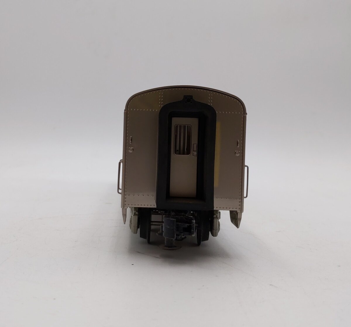 M.T.H. 30-68227 O Burlington 60' Streamlined Coach Car Silver Glow EX/Box