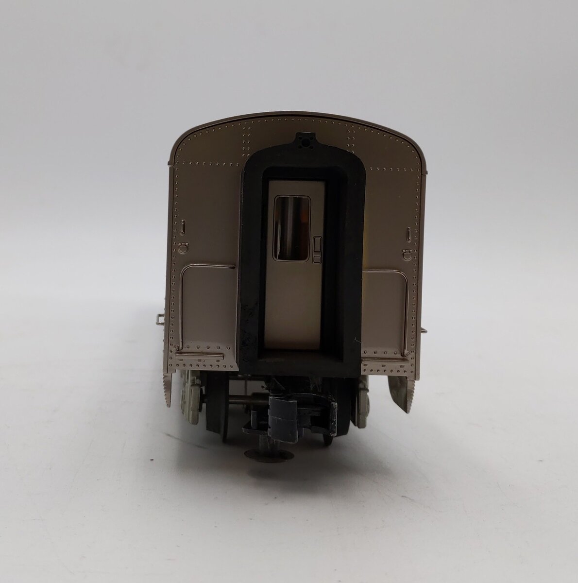 M.T.H. 30-68227 O Burlington 60' Streamlined Coach Car Silver Glow EX/Box