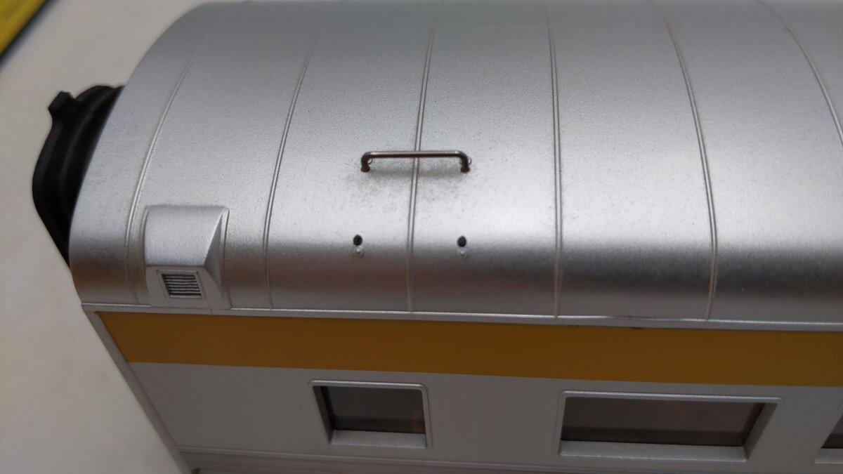 MTH 30-67865 O Chesapeake & Ohio 60' Streamlined Fluted-Side ABS Coach - 3-Rail EX/Box