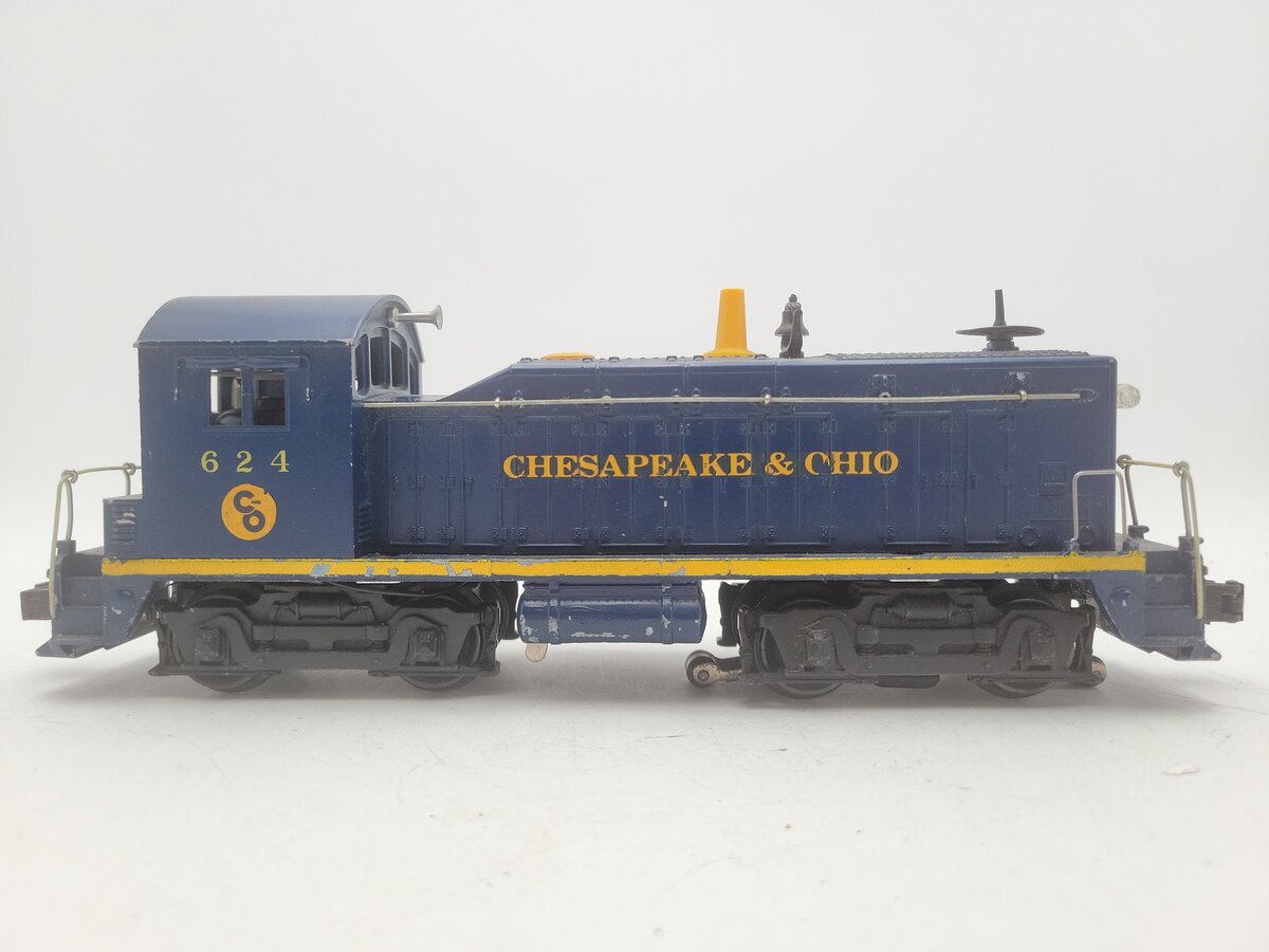 Lionel 624 Vintage O Chesapeake & Ohio NW-2 Powered Diesel Locomotive EX