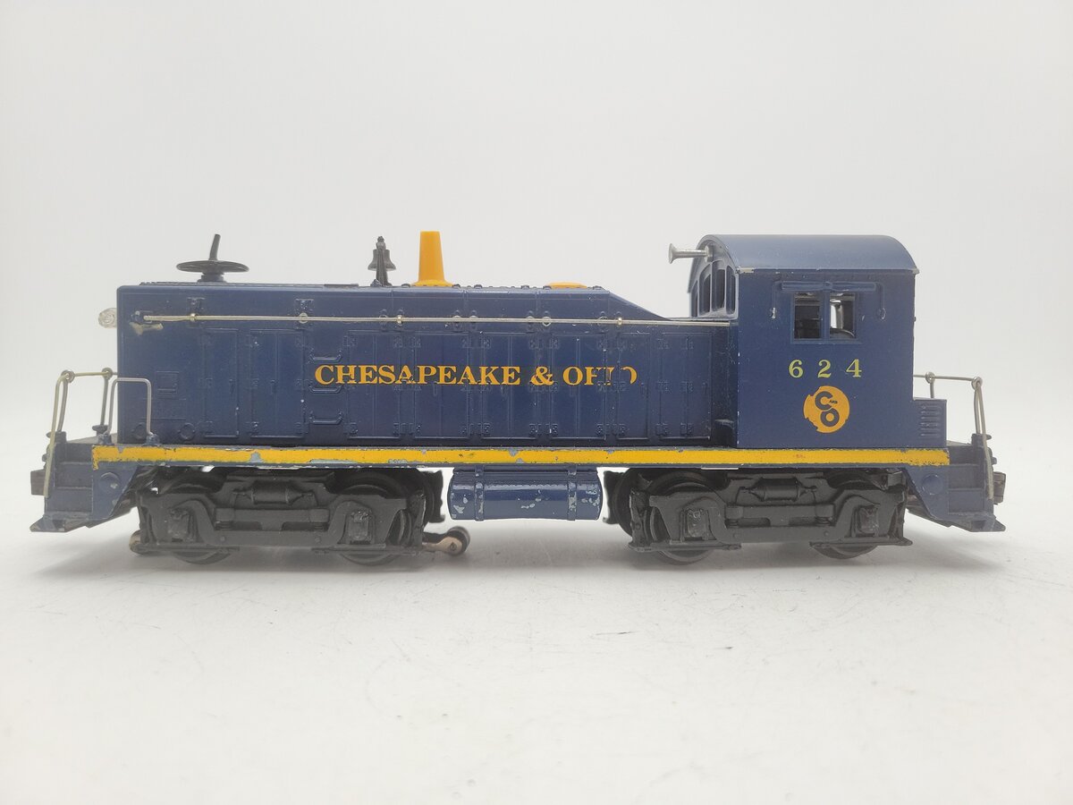 Lionel 624 Vintage O Chesapeake & Ohio NW-2 Powered Diesel Locomotive EX