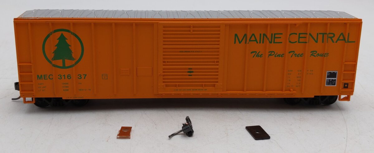 Roundhouse 1952 HO Scale Maine Central 50' FMC Single Door Boxcar # 31637 Kit EX