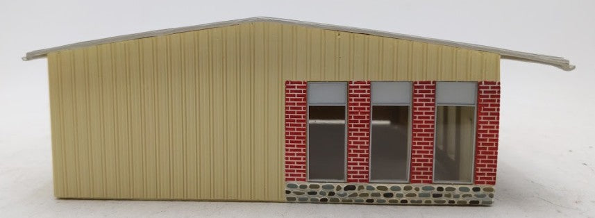 Athearn 95911 HO Scale John Deere Dealership