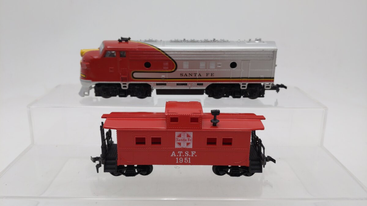 Life Like HO Scale Santa Fe F7 Diesel Locomotive & Caboose Set: #1951 EX/Box