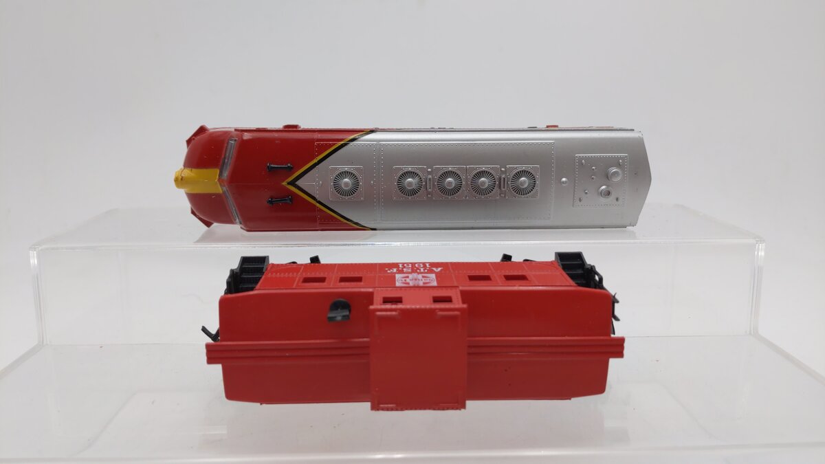 Life Like HO Scale Santa Fe F7 Diesel Locomotive & Caboose Set: #1951 EX/Box