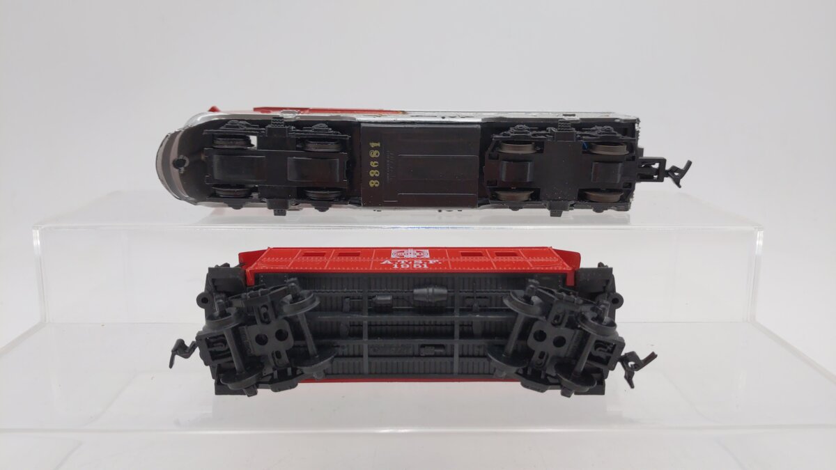 Life Like HO Scale Santa Fe F7 Diesel Locomotive & Caboose Set: #1951 EX/Box