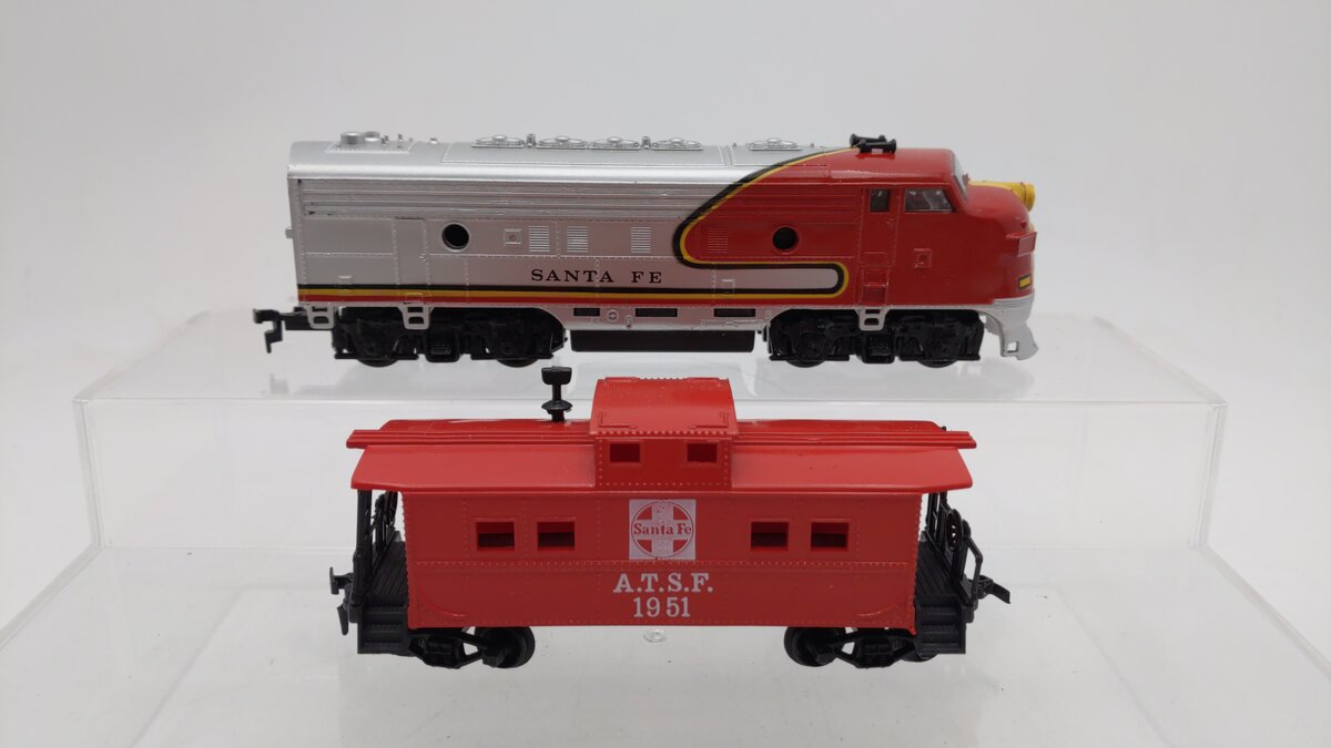 Life Like HO Scale Santa Fe F7 Diesel Locomotive & Caboose Set: #1951 EX/Box
