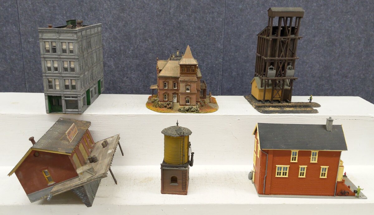 HO Scale Assorted Buildings And Scenery [6] VG