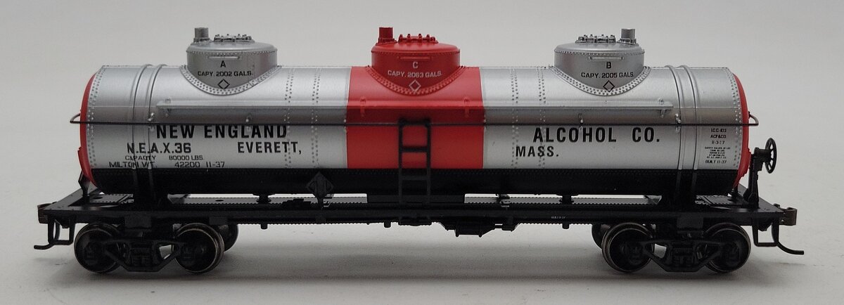 Athearn 7363 HO New England Alcohol Triple Dome Tank Car #36 LN/Box